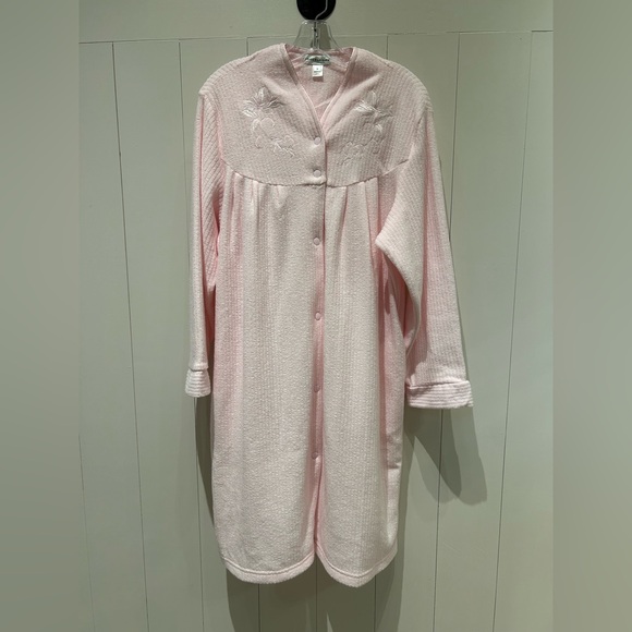 Miss Elaine Other - Miss Elaine Pink Long Sleeve Robe Size M